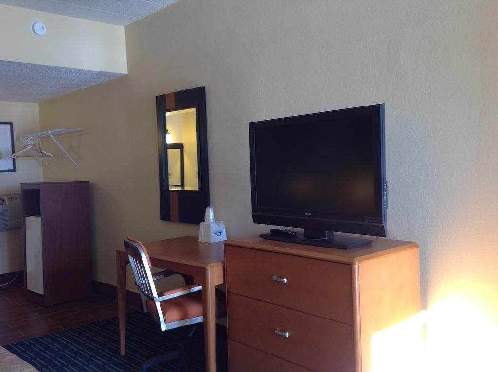 Diamond Inn & Suites Richmond Buitenkant foto
