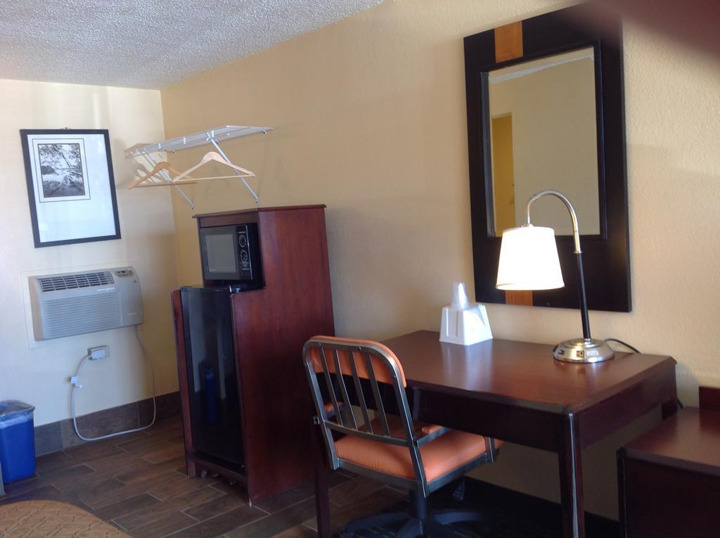 Diamond Inn & Suites Richmond Buitenkant foto