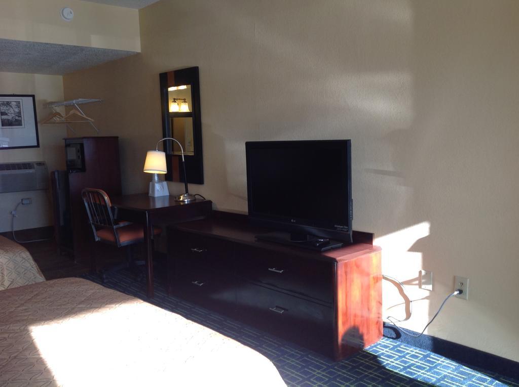 Diamond Inn & Suites Richmond Buitenkant foto